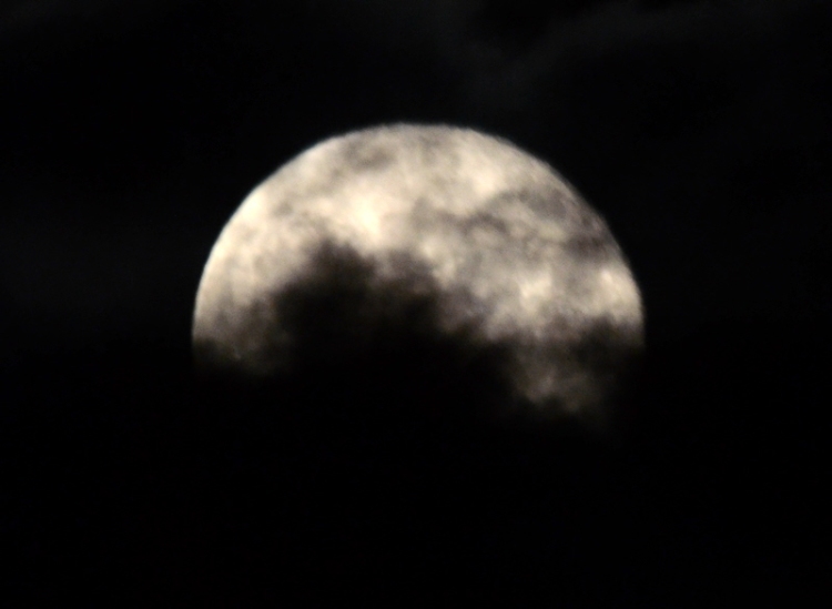 moon cloudy