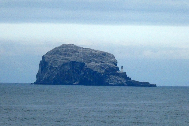 Bas rock from distance